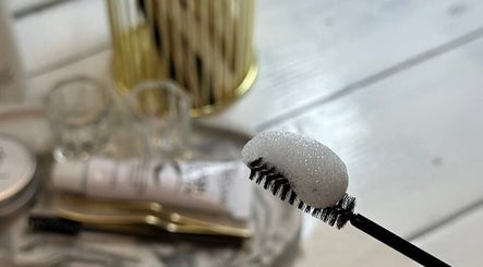 Nahaufnahme eines Schaumpinsels bei Fm houseofbeauty, Stuttgart, Baden-württemberg, DE.
