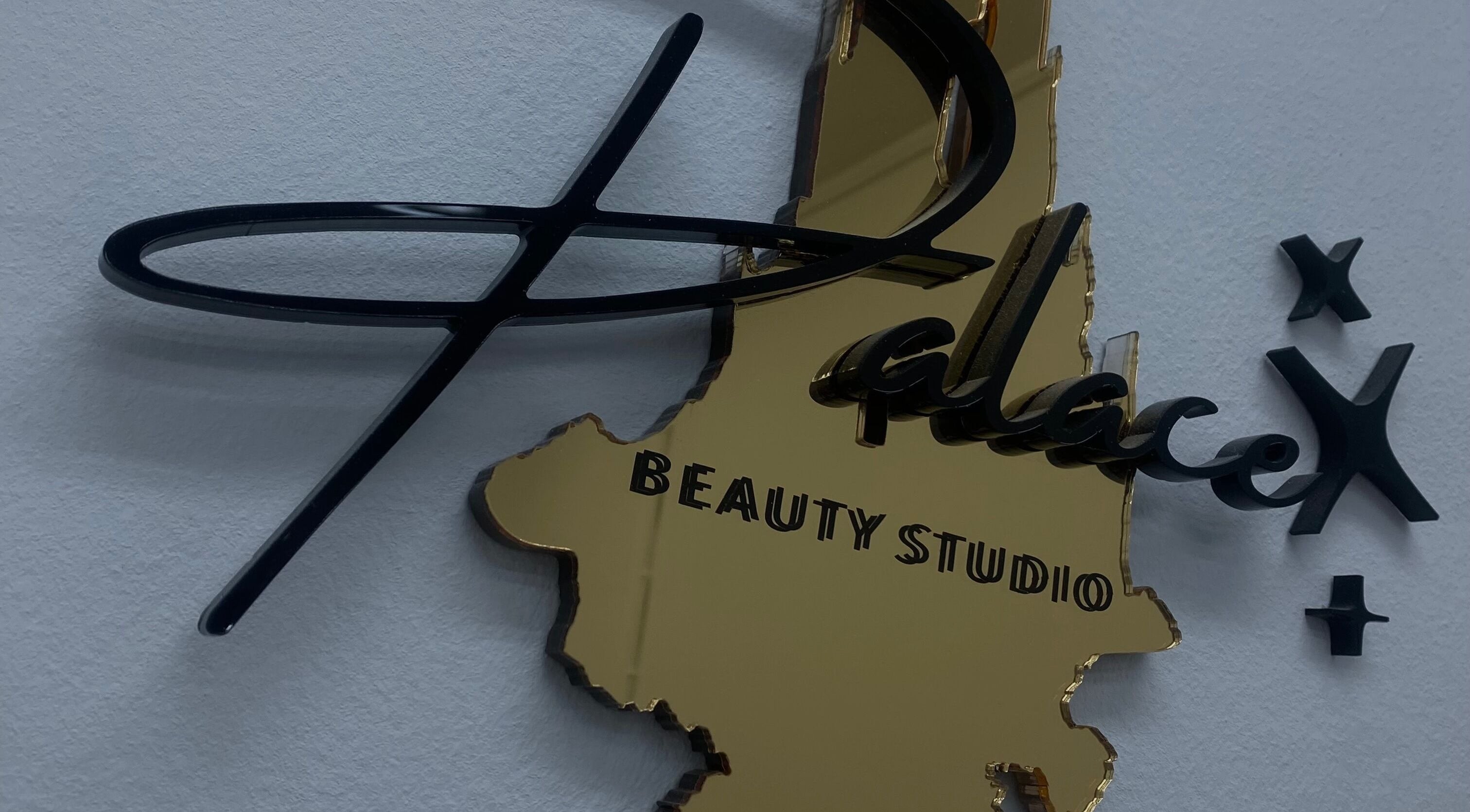 Logo brillante y estilizado en Palace Beauty Studio, Zamora, Castilla Y León, ES.