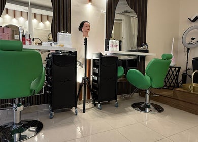 Modern seating area at Lemon Beauty Bluebells Women Salon, أبو ظبي, أبو ظبي, AE, featuring stylish green chairs.