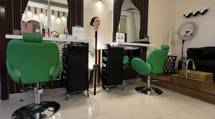 Modern seating area at Lemon Beauty Bluebells Women Salon, أبو ظبي, أبو ظبي, AE, featuring stylish green chairs.