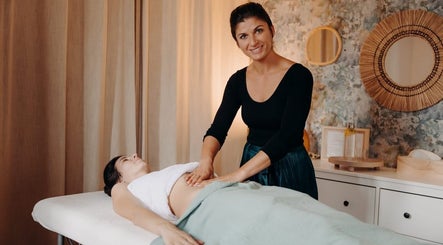 Massage apaisant chez Wanessa Souissi à Bègles, Nouvelle-Aquitaine, FR, dans un cadre élégant.
