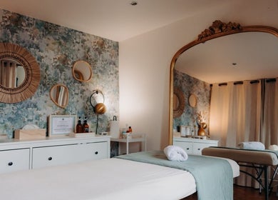 Salle de soins paisible à Wanessa Souissi, Bègles, Nouvelle-aquitaine, FR avec miroir et décor chaleureux.