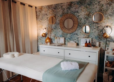 Salle de massage élégante chez Wanessa Souissi, Bègles, Nouvelle-aquitaine, FR, avec lit et décor relaxant.