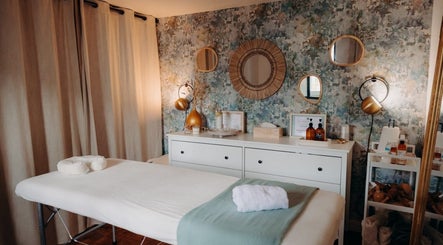Salle de massage élégante chez Wanessa Souissi, Bègles, Nouvelle-aquitaine, FR, avec lit et décor relaxant.