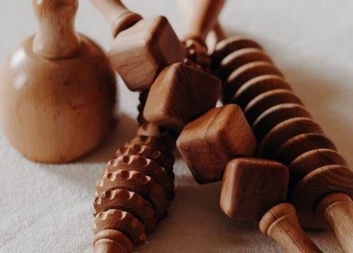 Outils de massage en bois chez Wanessa Souissi à Bègles, Nouvelle-aquitaine, FR.