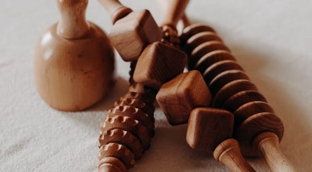Outils de massage en bois chez Wanessa Souissi à Bègles, Nouvelle-aquitaine, FR.