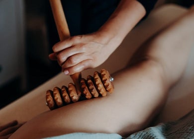 Massage corporel avec outil en bois à Wanessa Souissi, Bègles, Nouvelle-Aquitaine, FR, offrant détente ultime.
