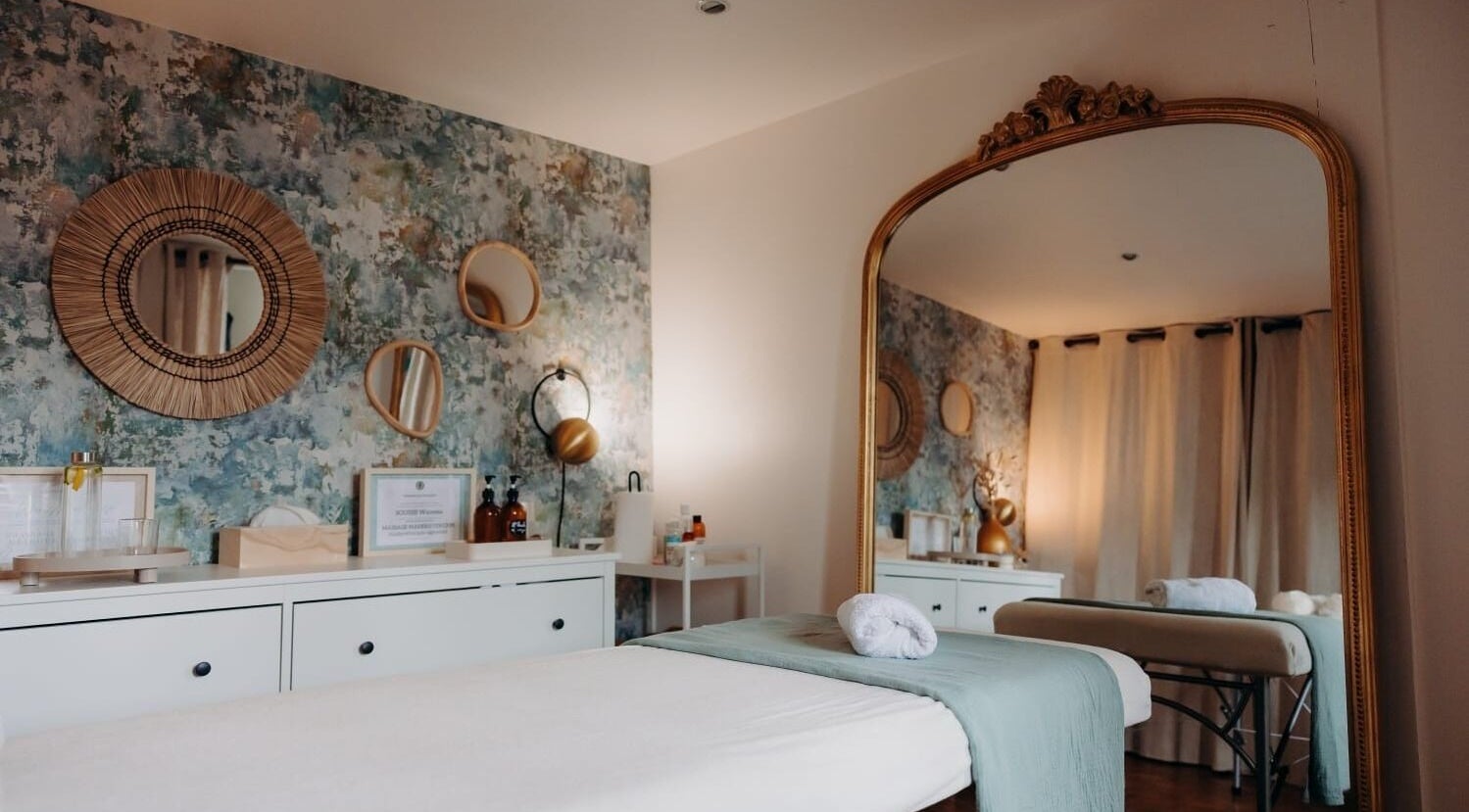 Salle de soins élégante chez Wanessa Souissi, Bègles, Nouvelle-aquitaine, FR avec décor raffiné et miroir doré.