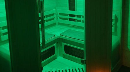 Sauna éclairé vert au Thara thaï Institut/Maison Lan Xang, Chartres, Centre-val De Loire, FR.