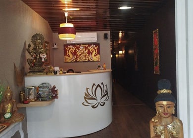 Réception apaisante de Thara thaï Institut/Maison Lan Xang, Chartres, Centre-val De Loire, FR, avec statues asiatiques.