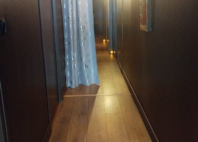 Couloir apaisant au Thara thaï Institut/Maison Lan Xang, Chartres, Centre-val De Loire, FR avec lumière tamisée.