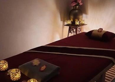 Table de massage relaxante au Thara thaï Institut/Maison Lan Xang, Chartres, Centre-val De Loire, FR.