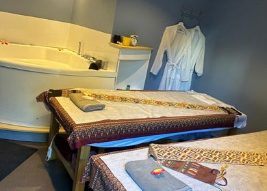 Salle de soin avec bain à Thara thaï Institut/Maison Lan Xang, Chartres, Centre-val De Loire, FR.