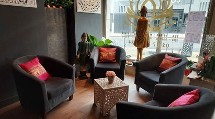 Salon confortable et décor zen au Thara thaï Institut/Maison Lan Xang, Chartres, Centre-val De Loire, FR.