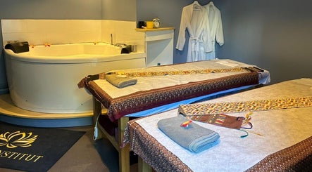 Salle de massage sereine à Thara thaï Institut/Maison Lan Xang, Chartres, Centre-val De Loire, FR avec bain relaxant.
