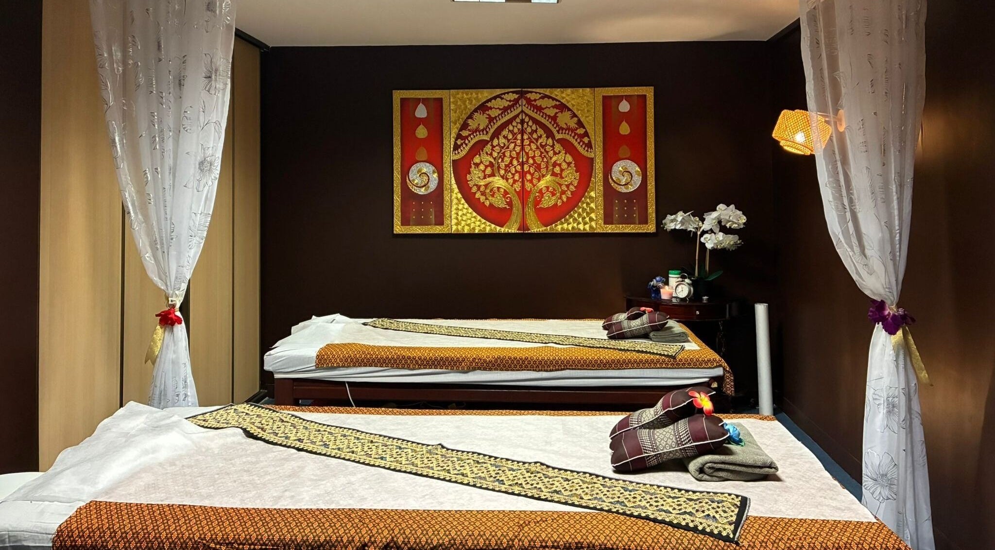 Salle de massage à Thara Thaï, Chartres, Centre-val De Loire, FR, avec décoration asiatique apaisante.