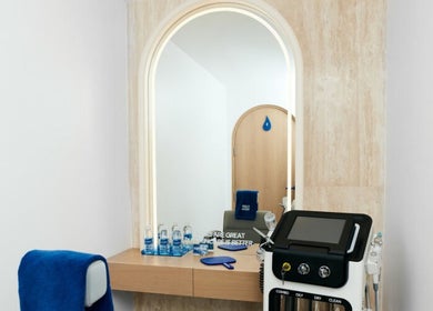 Modern facial station at Flash Facial Ladies Salon, Dubai, AE featuring advanced skincare equipment.