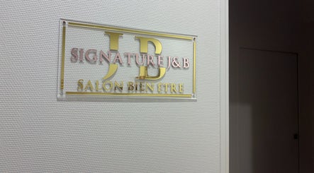 Panneau doré du salon Signature J&B à Tarbes, Occitanie, FR, affichant élégance et bien-être.