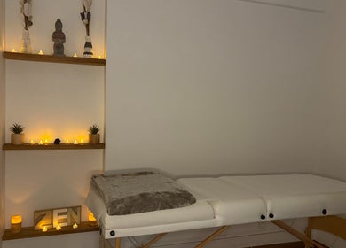 Salle de massage apaisante à Signature J&B, Tarbes, Occitanie, FR, avec bougies et table de soin.