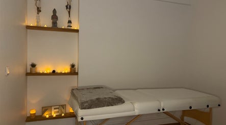 Salle de massage apaisante à Signature J&B, Tarbes, Occitanie, FR, avec bougies et table de soin.