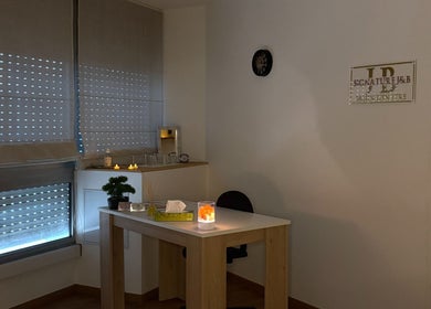 Salle de soins relaxante à signature J&B, Tarbes, Occitanie, FR avec lumière douce et déco zen.