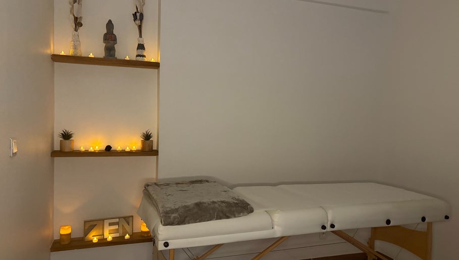 Salle de massage zen avec bougies chez signature J&B, Tarbes, Occitanie, FR.