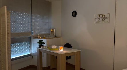 Espace de soins Signature J&B à Tarbes, Occitanie, FR avec décor apaisant et lumières tamisées.