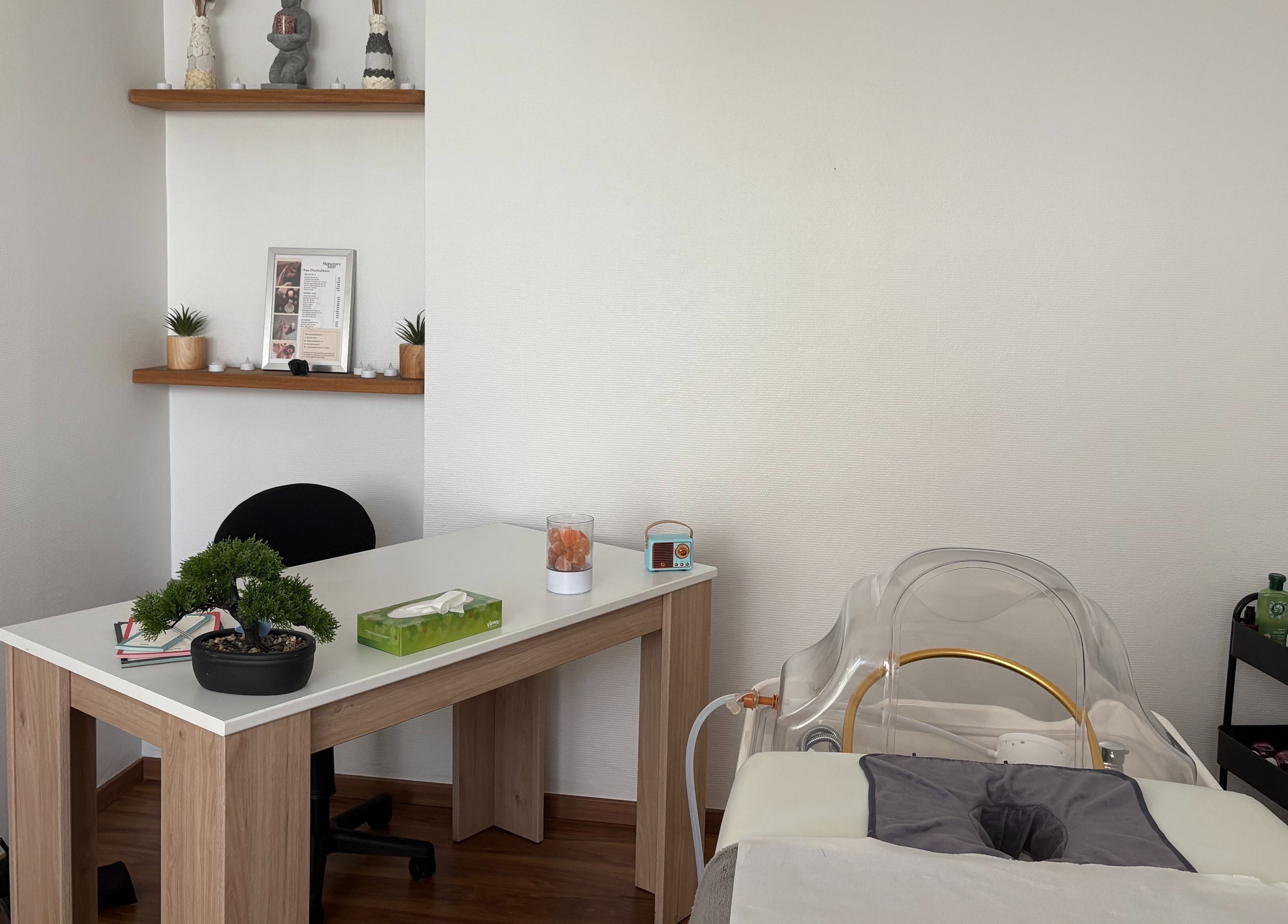 Espace de bien-être à Signature J&B, Tarbes, Occitanie, FR. Intérieur zen et moderne.