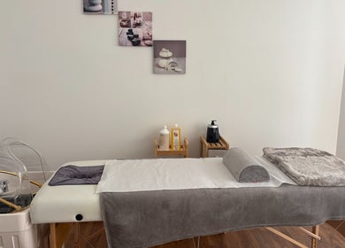 Table de massage apaisante à Signature J&B, Tarbes, Occitanie, FR, offrant un cadre relaxant.