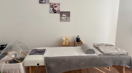 Table de massage apaisante à Signature J&B, Tarbes, Occitanie, FR, offrant un cadre relaxant.