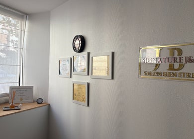 Mur du salon Signature J&B avec certificats et enseigne à Tarbes, Occitanie, FR.