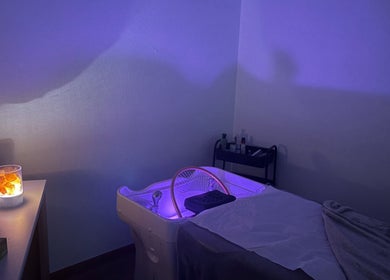 Salle de soin à Signature J&B à Tarbes, Occitanie, FR, illuminée de lumière apaisante pour une relaxation optimale.