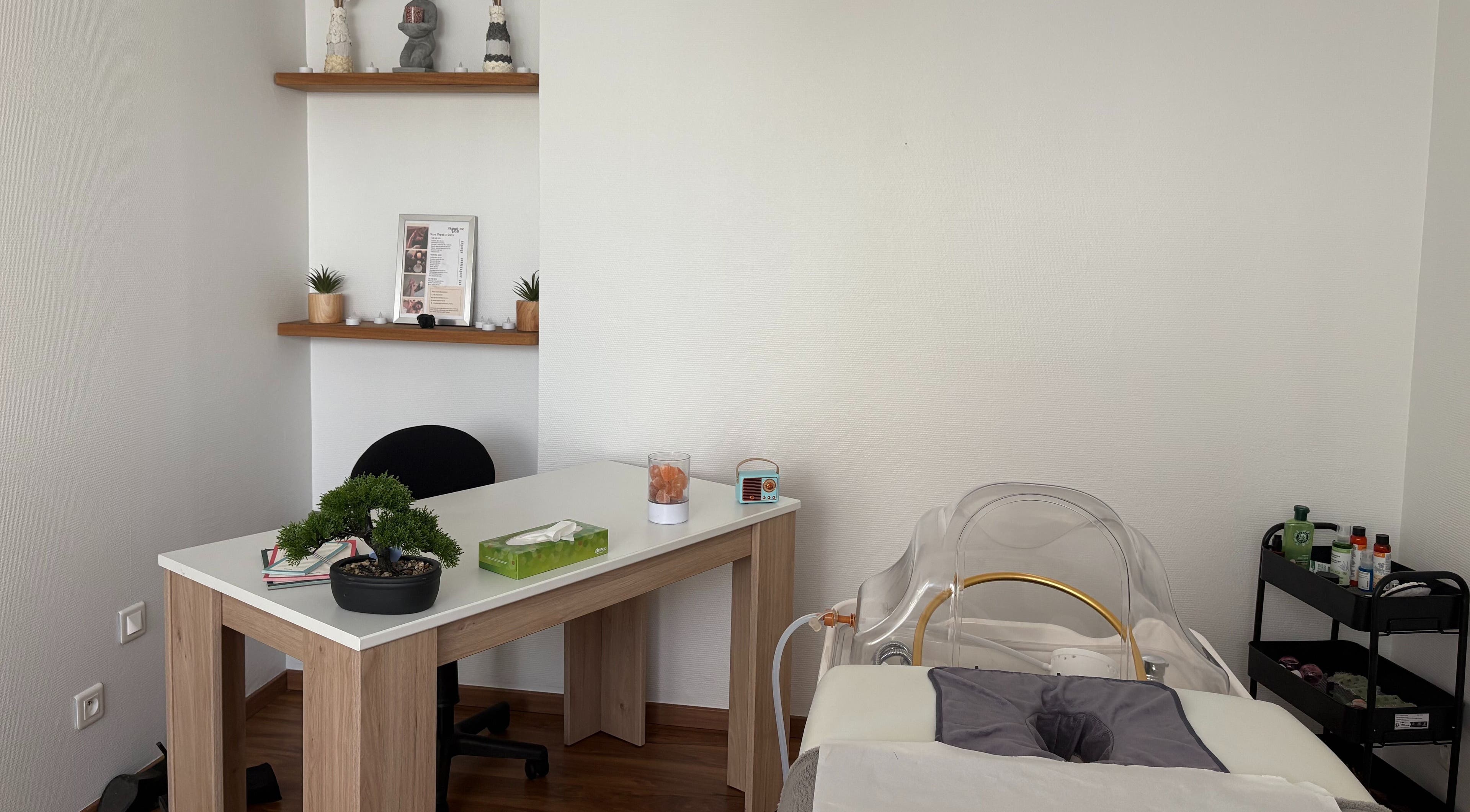 Espace de soins moderne à Signature J&B, Tarbes, Occitanie, FR. Mobilier épuré et ambiance apaisante.