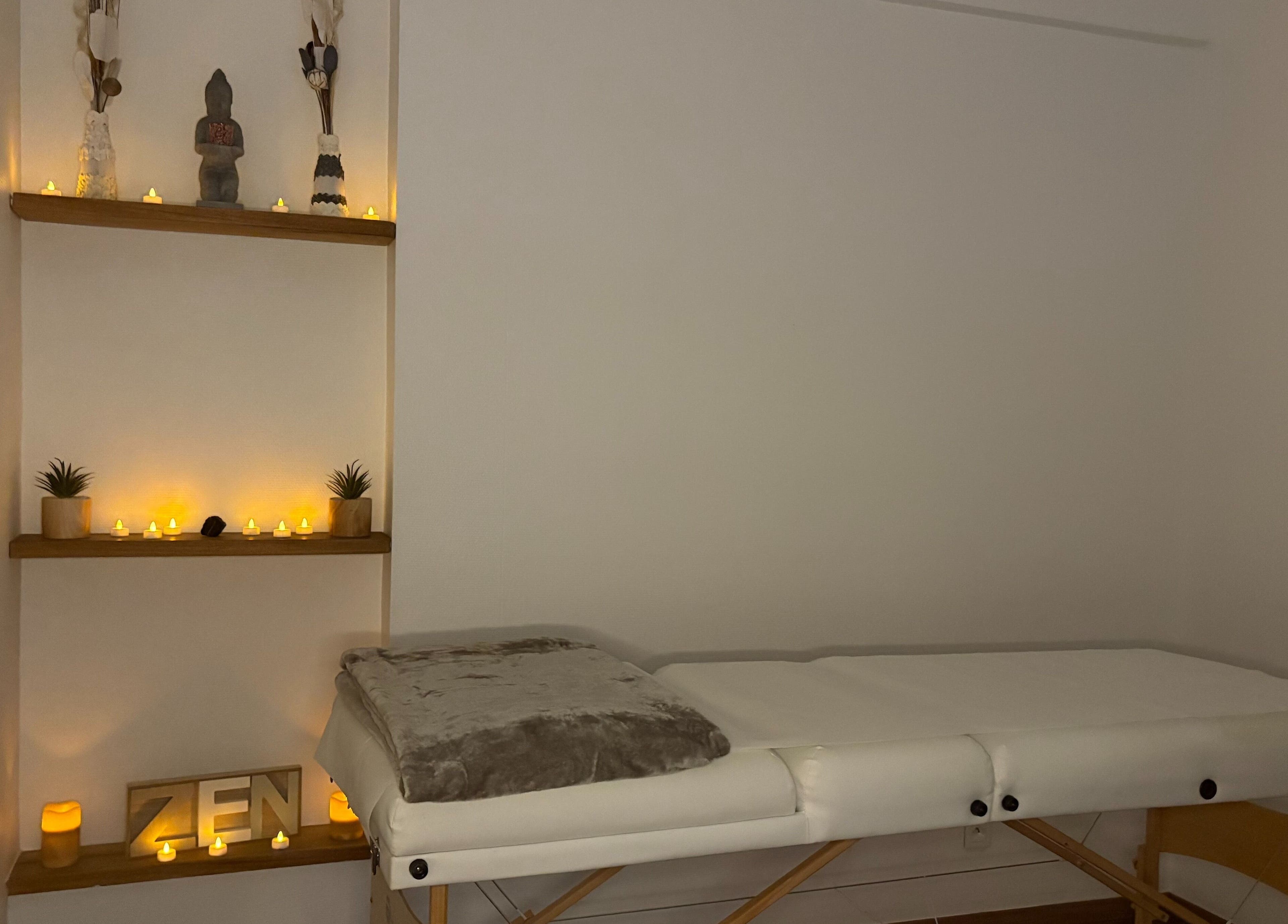 Salle de massage paisible à Signature J&B, Tarbes, Occitanie, FR avec bougies et table de massage.