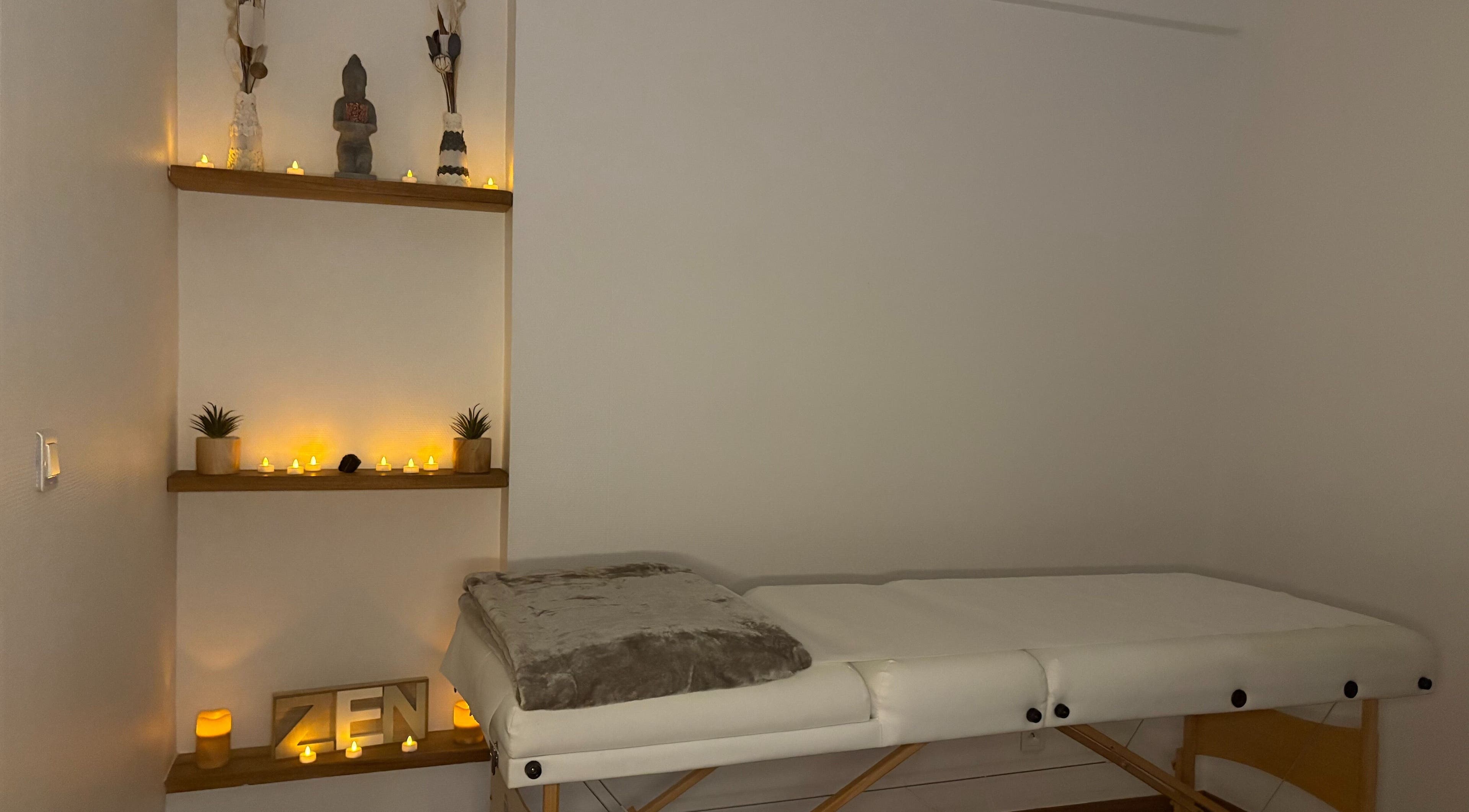 Salle de massage paisible à Signature J&B, Tarbes, Occitanie, FR avec bougies et table de massage.