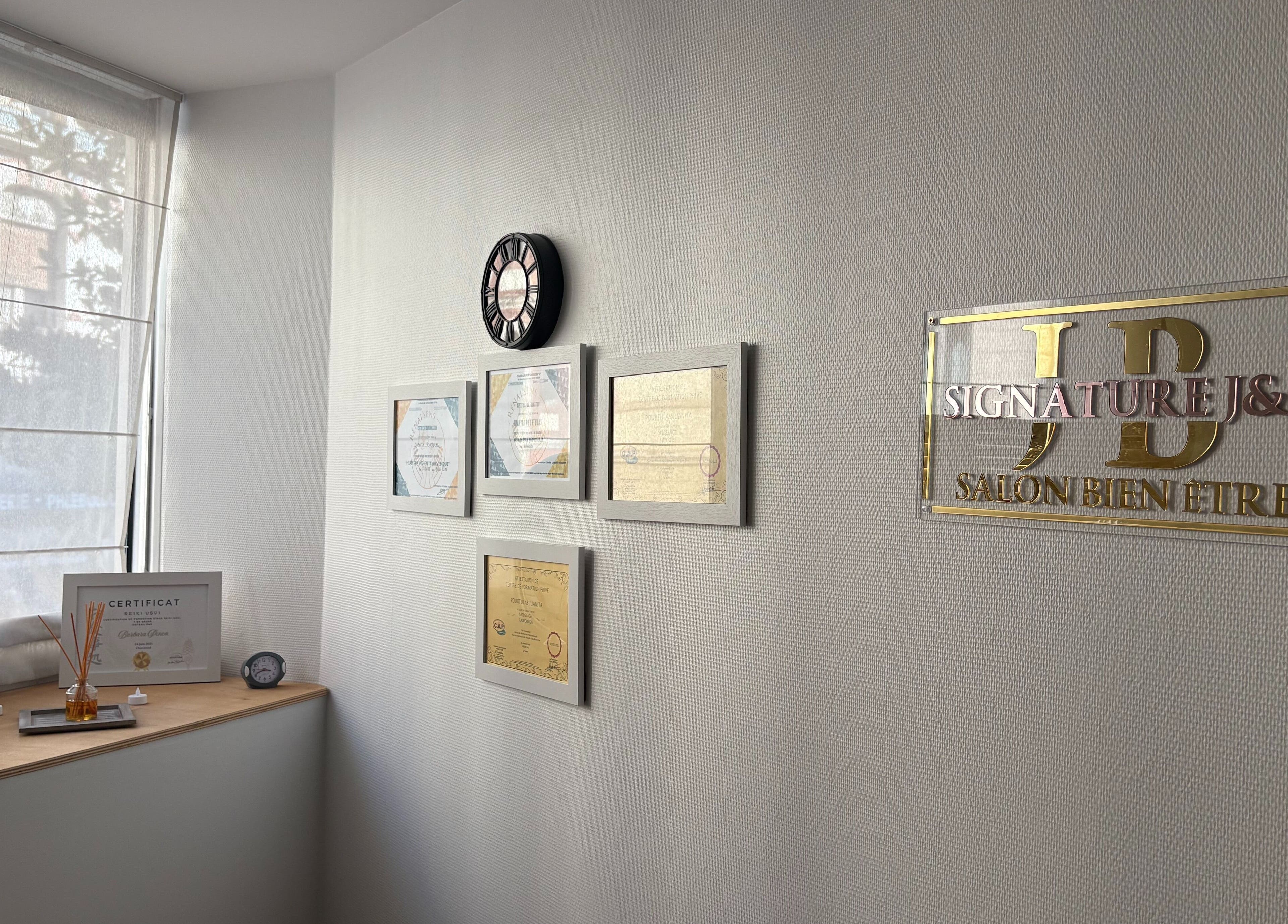 Mur décoré de certificats et enseigne Signature J&B, Tarbes, Occitanie, FR.