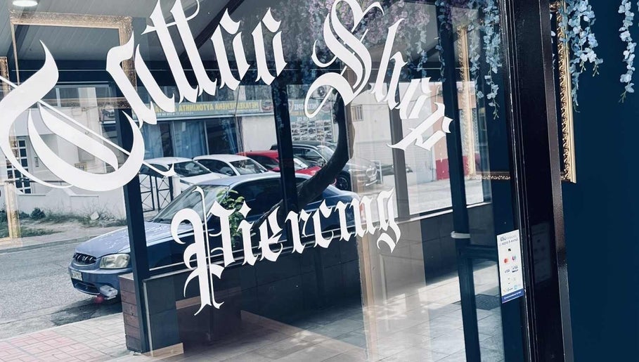 Πρόσοψη του INK FAME TATTOO SHOP στην Ίλιον, GR με έντονες επιγραφές και διακόσμηση.