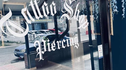 Πρόσοψη του INK FAME TATTOO SHOP στην Ίλιον, GR με έντονες επιγραφές και διακόσμηση.