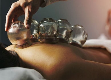 Séance de cupping chez Cupping Thérapy, Yutz, Grand Est, FR. Les ventouses sur le dos soulagent efficacement.