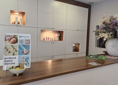 Recepción de Cinc Estètica en Barcelona, Catalunya, ES con productos Bioepitix y flores decorativas.