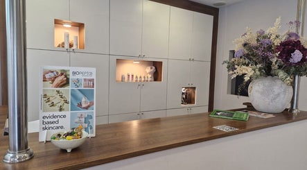 Recepción de Cinc Estètica en Barcelona, Catalunya, ES con productos Bioepitix y flores decorativas.