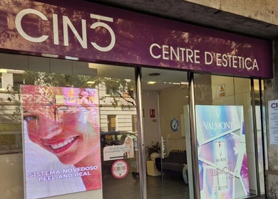 Entrada de Cinc Estètica en Barcelona, Catalunya, ES, mostrador y carteles promocionales visibles.