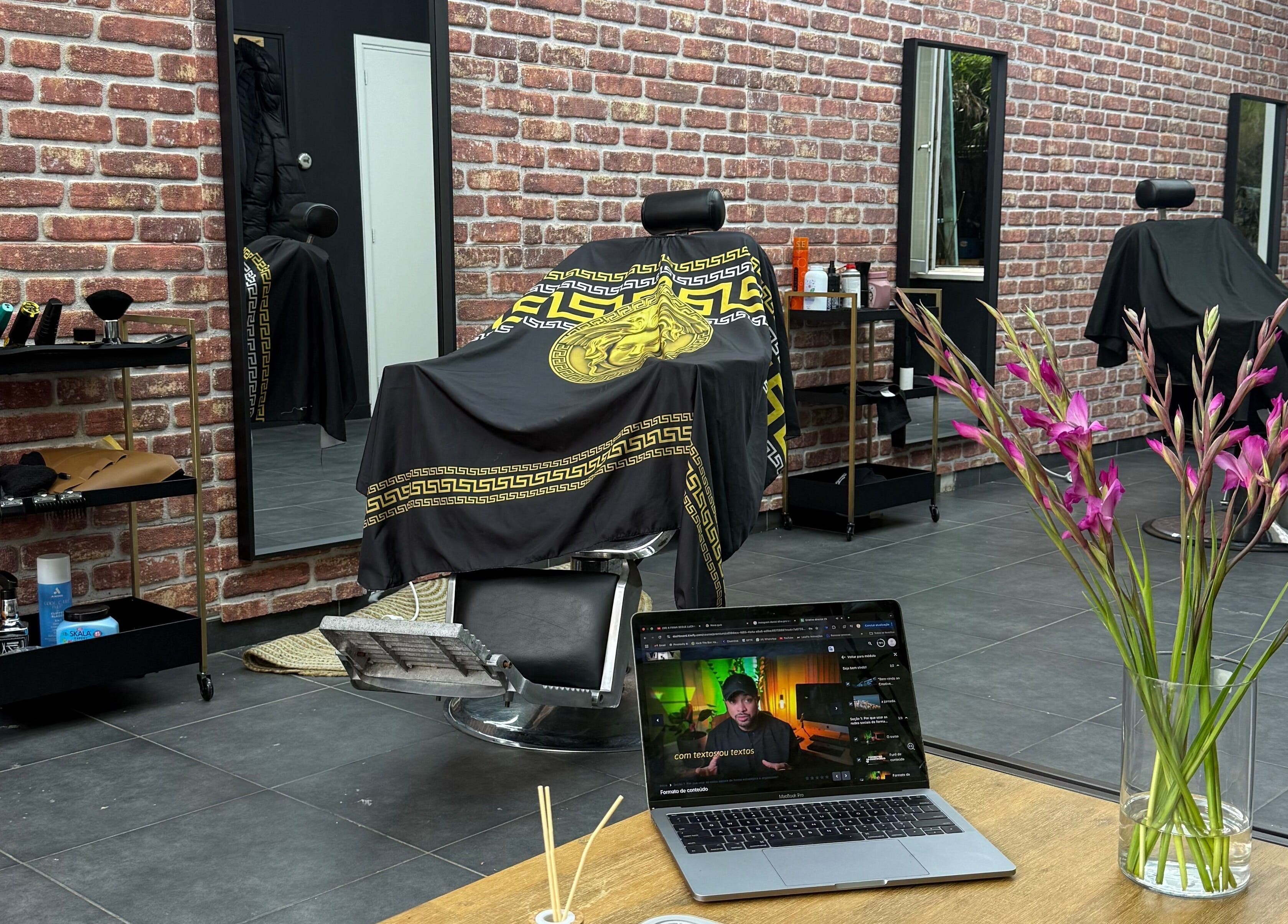 Interior da Navalhagold em Amsterdam, Noord-Holland, NL, com cadeiras de barbearia e decoração elegante.