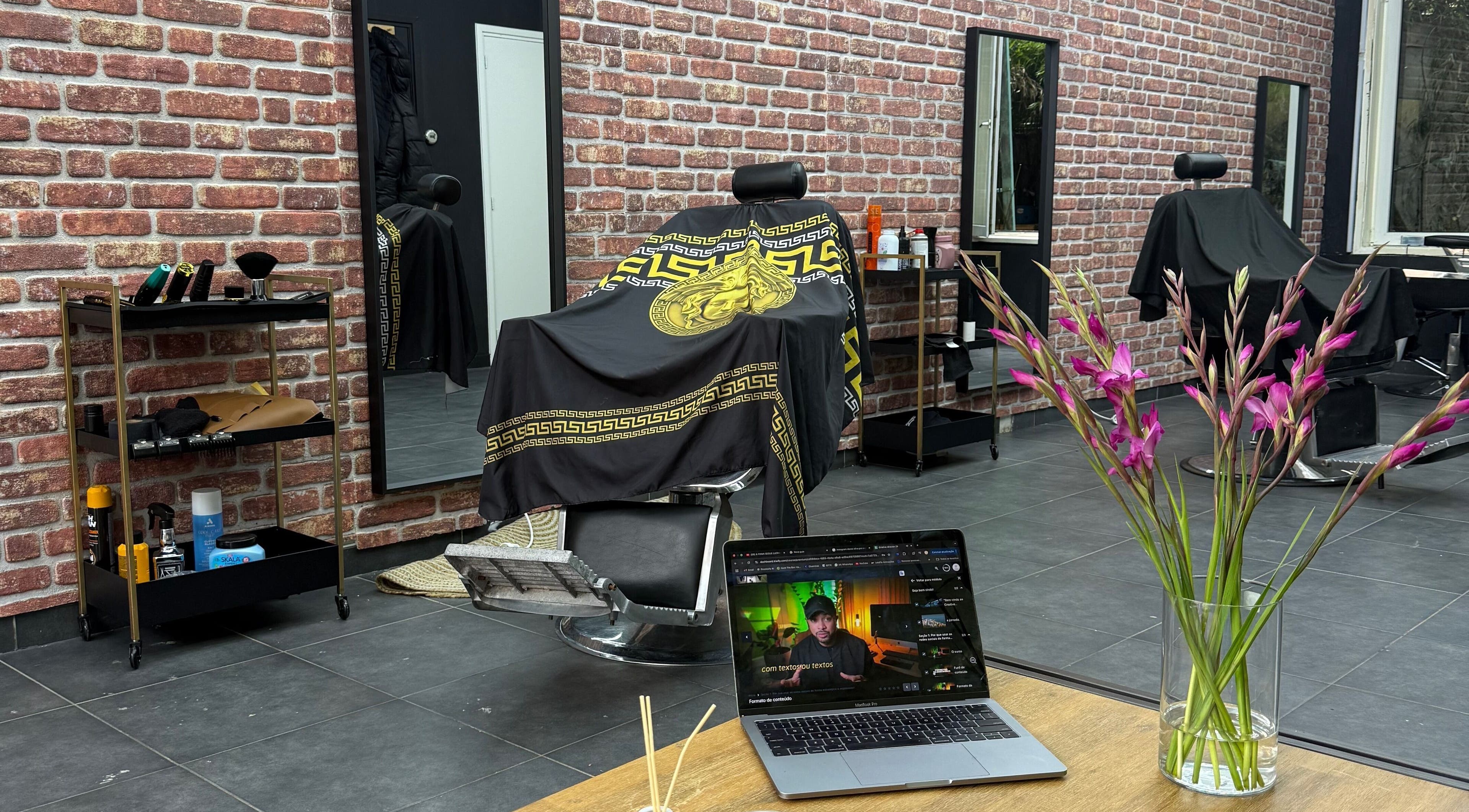 Interior da Navalhagold em Amsterdam, Noord-Holland, NL, com cadeiras de barbearia e decoração elegante.