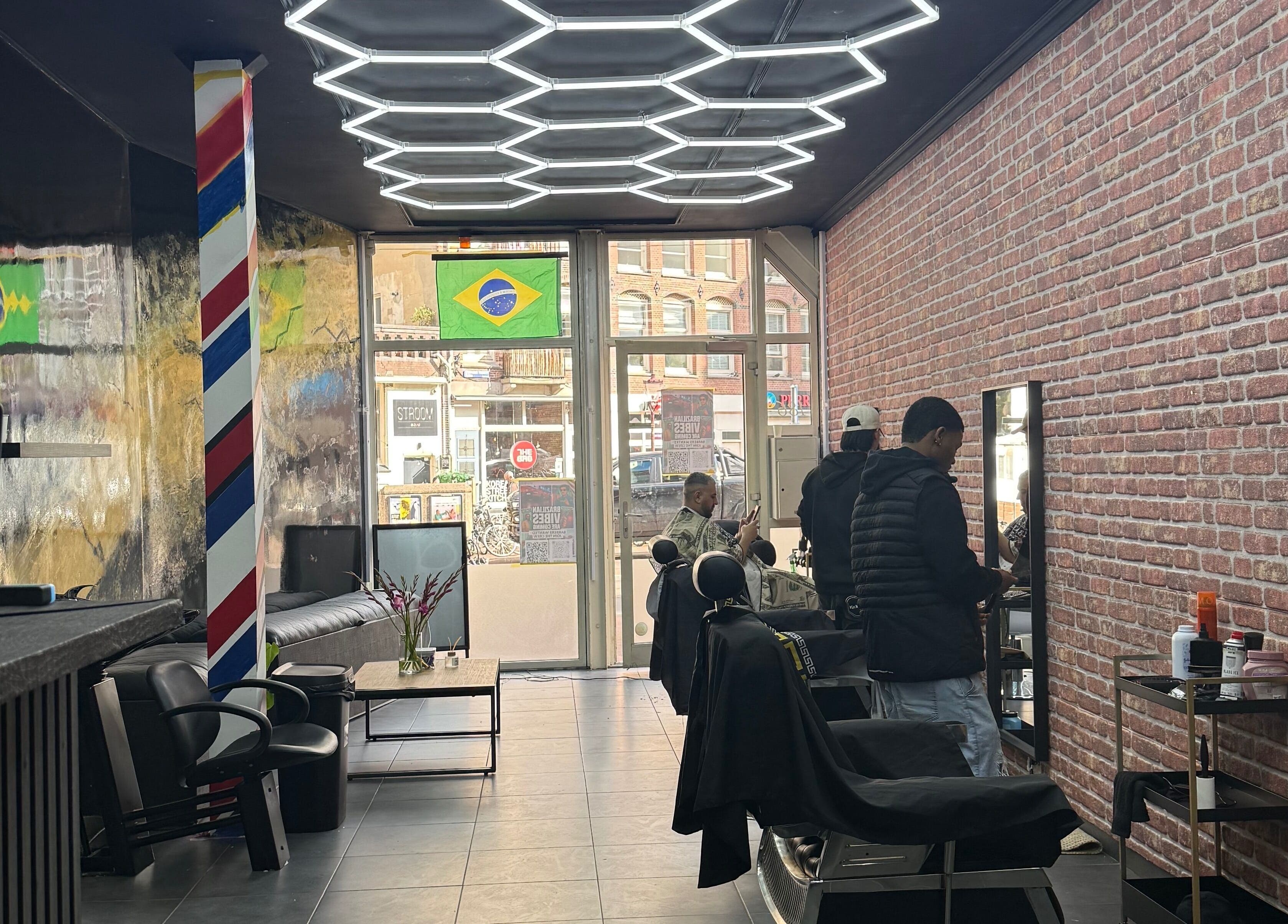Barbearia moderna em Navalhagold, Amsterdam, Noord-Holland, NL, com cadeiras elegantes e decoração vibrante.