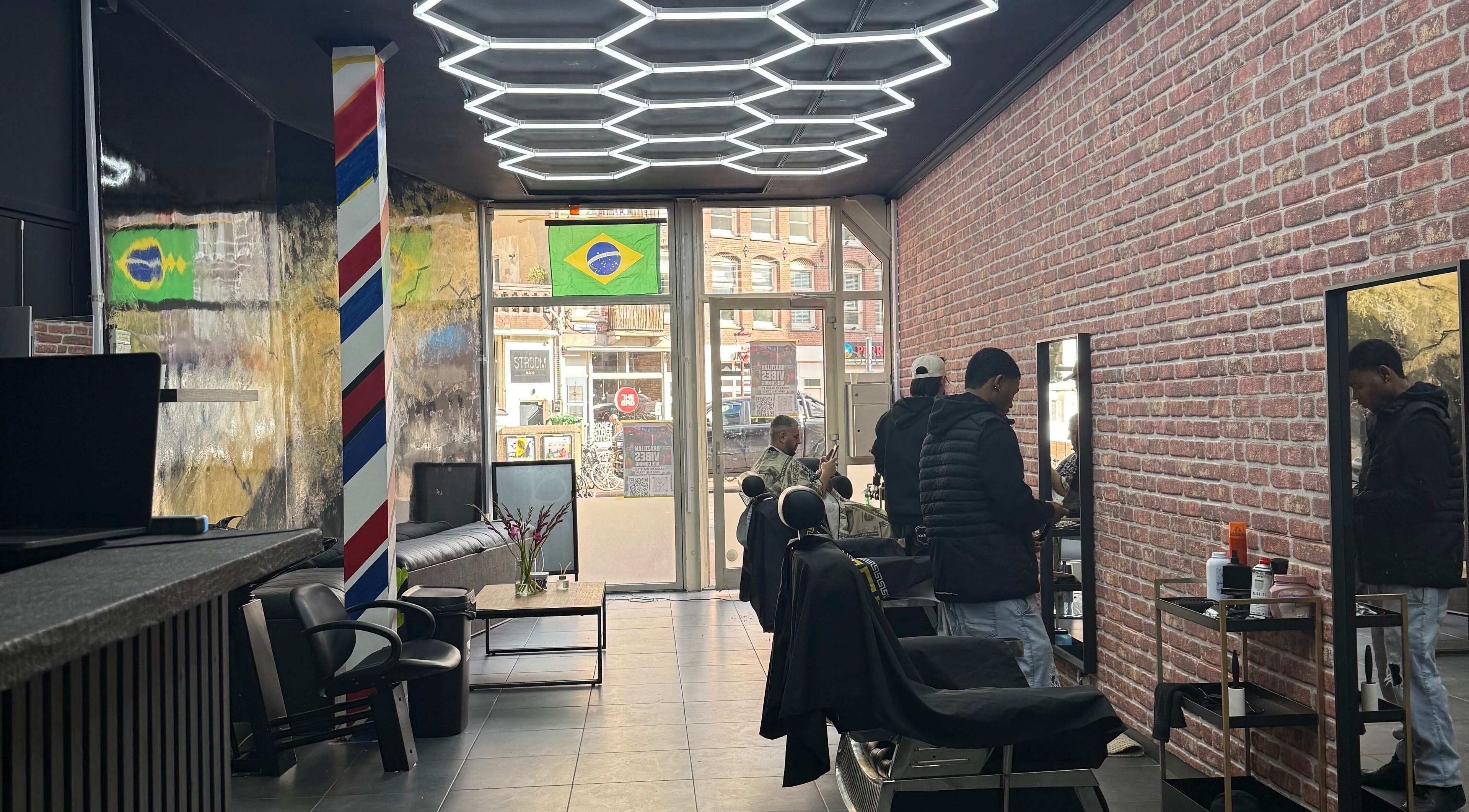 Barbearia moderna em Navalhagold, Amsterdam, Noord-Holland, NL, com cadeiras elegantes e decoração vibrante.