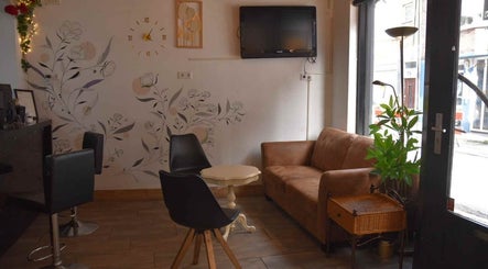 Chic seating area at Piercink Garden Tattoo & Piercing in Beverwijk, Noord-holland, NL. Cozy sofa and modern chairs.