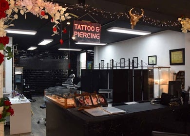Interior of Piercink Garden Tattoo & Piercing, Beverwijk, Noord-holland, NL, featuring floral decor and workspace.