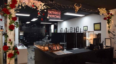 Interior of Piercink Garden Tattoo & Piercing, Beverwijk, Noord-holland, NL, featuring floral decor and workspace.