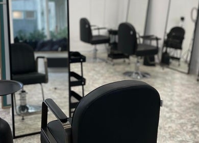 Nowoczesne wnętrze Lena’s Silk Studio w Żelazna, Województwo Opolskie, PL z luksusowymi siedzeniami.